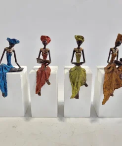 Moogoo Creative Africa – Bronze-Skulptur “Femme qui lit” by Hamed Nikiema | 23 cm BROWN